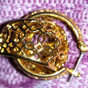 Beautiful ornate vintage snap post gold earrings